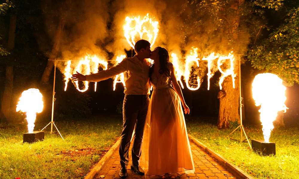 Фейерверки и огненные надписи на свадьбу