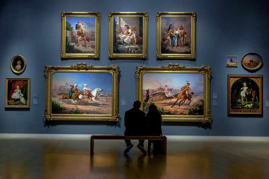 Влюблённые на выставке картин