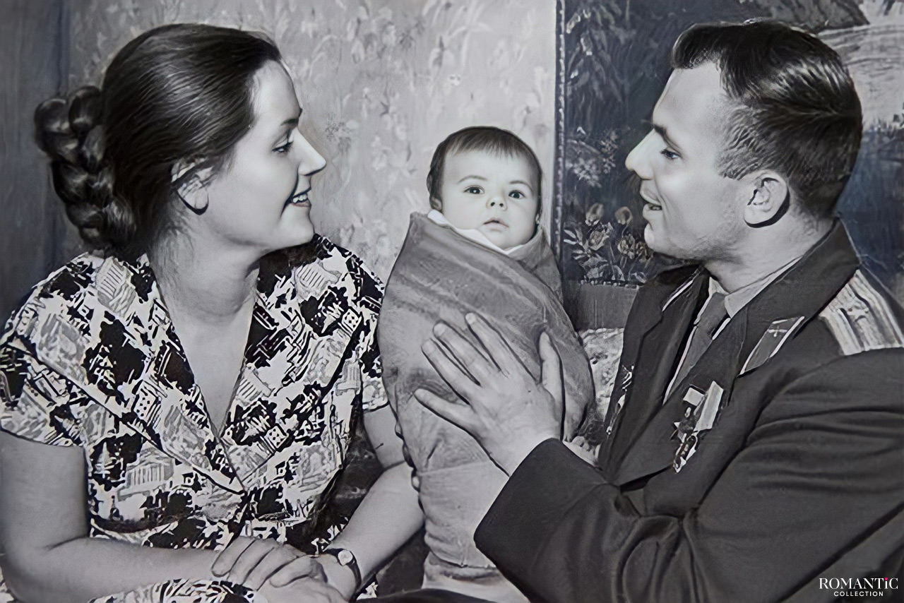 Юрий Гагарин с женой и дочкой