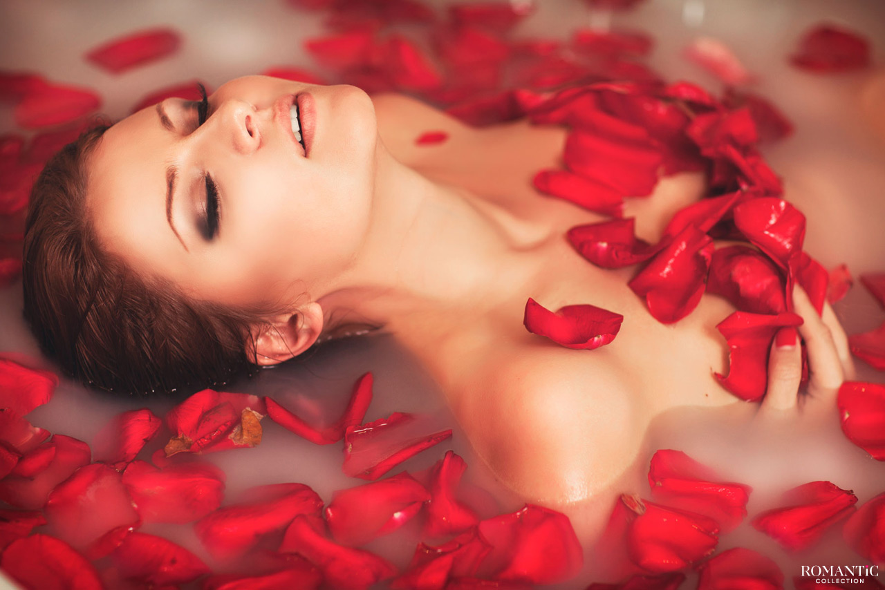 Лепестки роз в ванной комнате