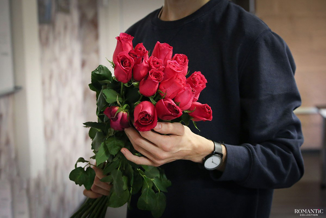 Как красиво подарить девушке цветы