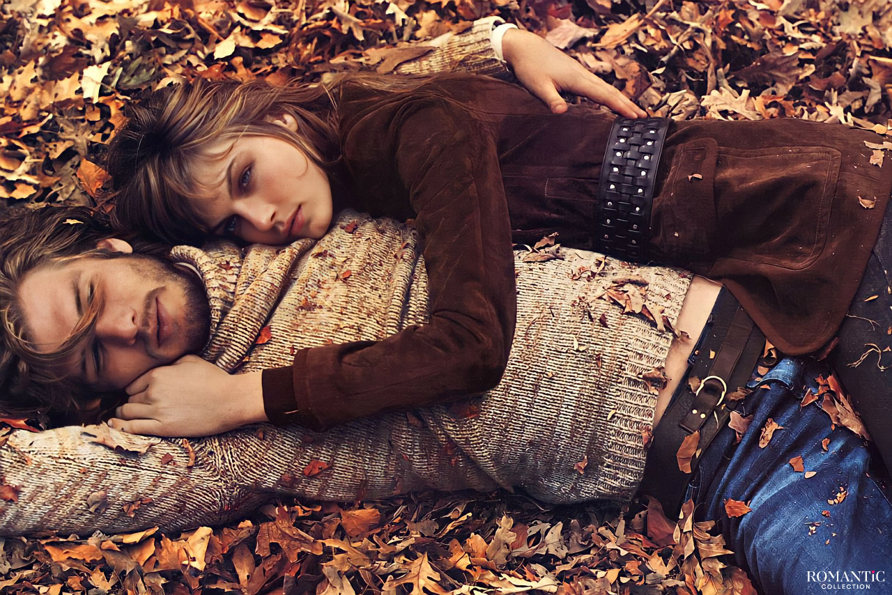 За что вас любят. Осень обнимашки. Трагичная любовь. Осень влюбленные лежат. Двое лежат на осенней листве.