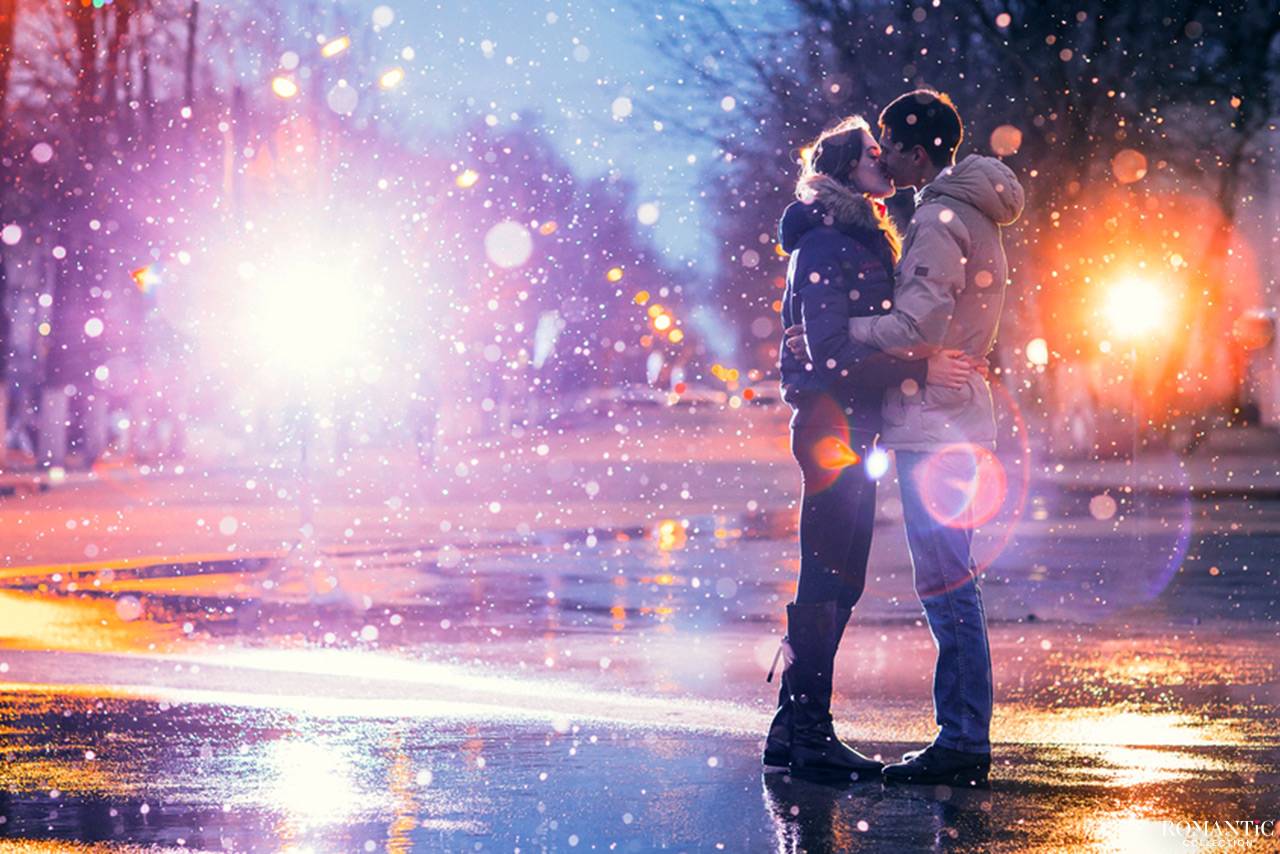 Песню добро поцелуй. Влюбленные в снегу. Влюбленные в заснеженном городе. Влюбленные под снегом в городе. Влюбленные зимой.
