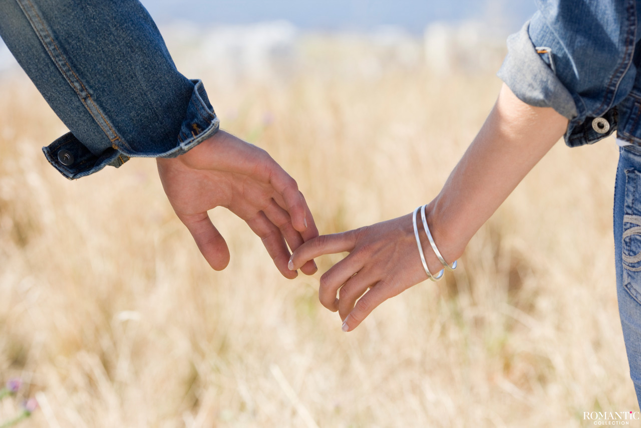 Фото девушки держащей руку парня. Мужская и женская рука. Держатся за руки. Мужчина и женщина держатся за руки. Мужчина и женщина взявшись за руки.