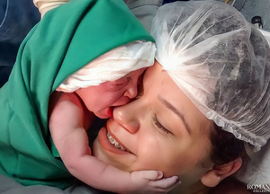 Видео: Объятия новорожденной малышки