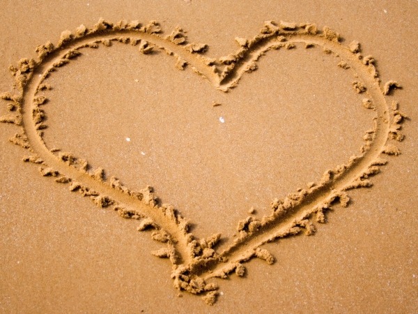 Обои о любви: Сердце на песке