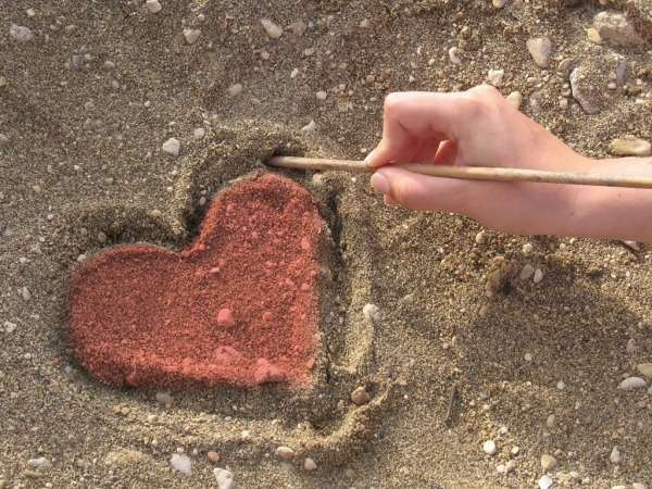 Обои о любви: Сердце на песке