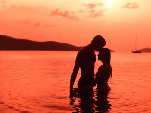 Обои о любви: Поцелуй в море