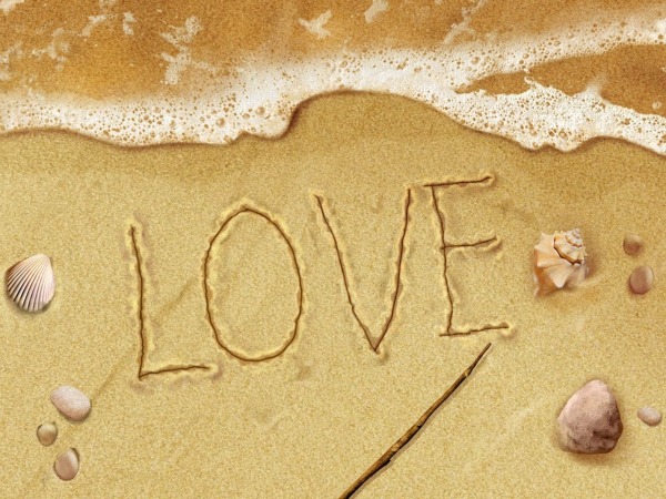 Обои о любви: Love надпись на песке