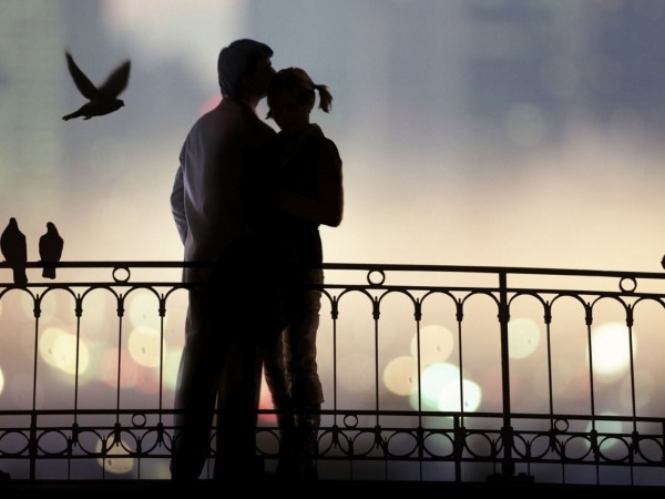 Обои о любви: Поцелуй влюбленных на мосту
