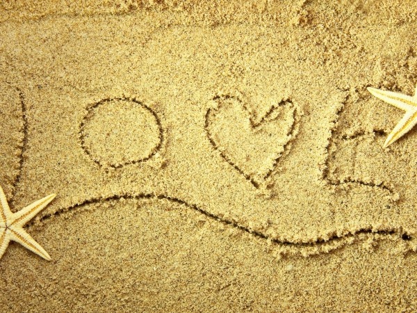Обои о любви: Love на песке