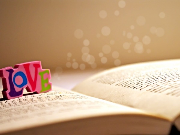 Обои о любви: Love на книге