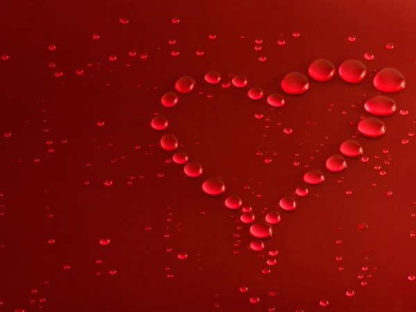 Обои о любви: Красное сердечко из капель воды