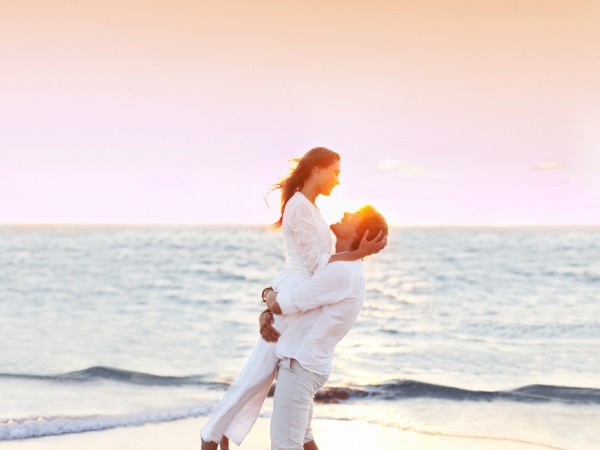 Обои о любви: Влюбленные на берегу моря