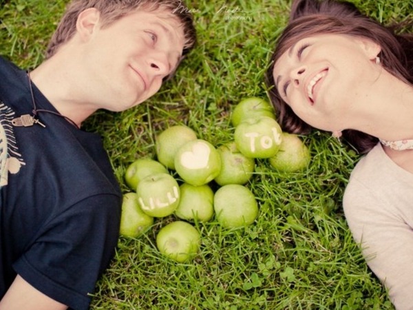 Обои о любви: Влюбленные с яблоками