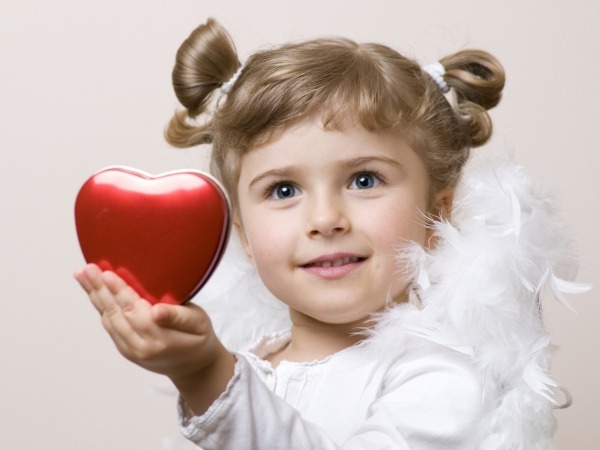 Обои о любви: Девочка с сердцем