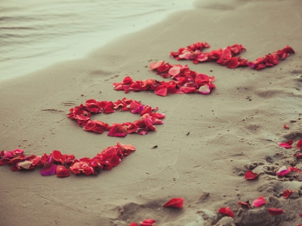 Обои о любви: Надпись из лепестков на песке