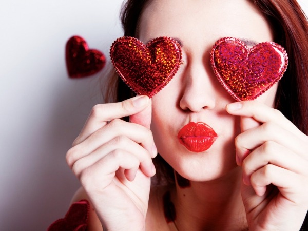 Обои о любви: День святого Валентина: девушка с сердечками