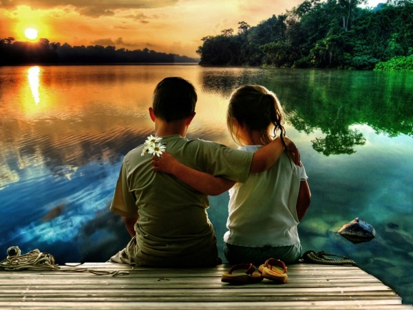 Обои о любви: Влюбленные дети на берегу реки