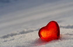 Обои о любви: Сердечко на снегу
