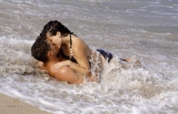 Обои о любви: Поцелуй в волнах