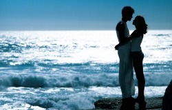 Обои о любви: Влюбленные на берегу моря