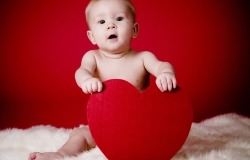 Обои о любви: Малыш с сердцем-подушкой