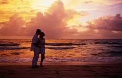 Обои о любви: Двое на закате у моря