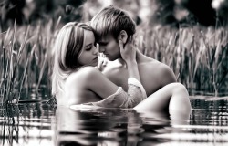 Обои о любви: Влюбленные в реке