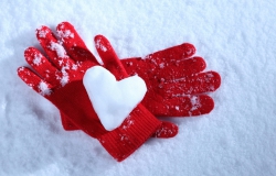 Обои о любви: Снежное сердце в руках