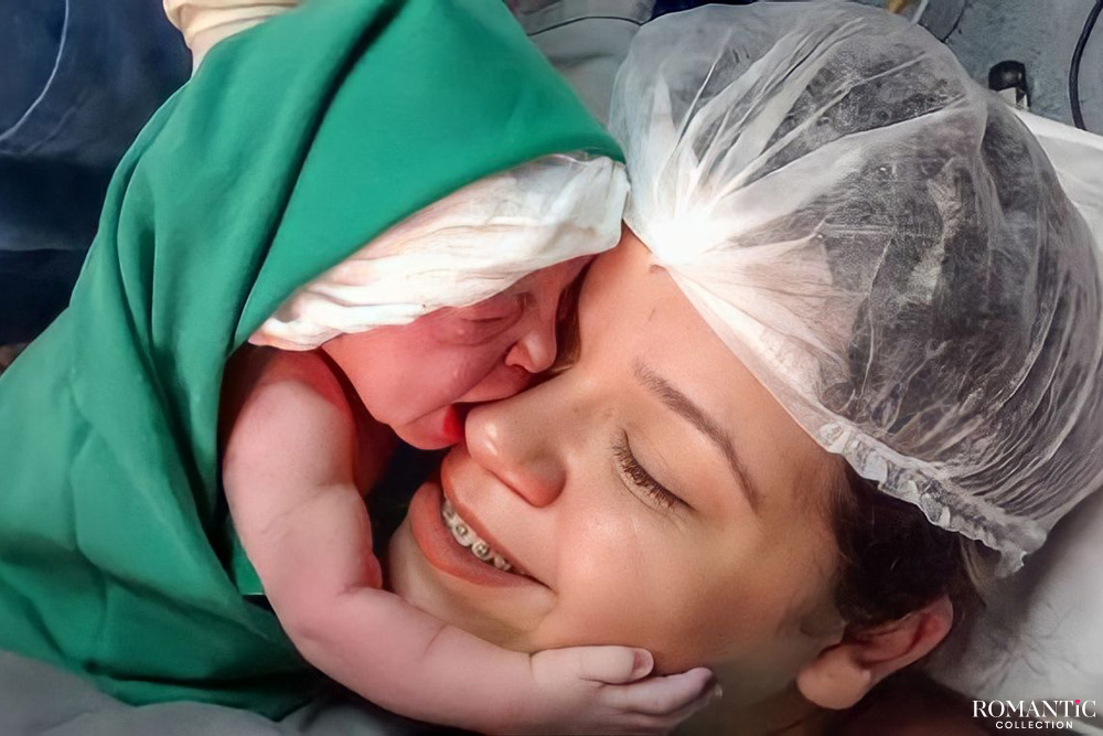 Видео: Объятия новорожденной малышки