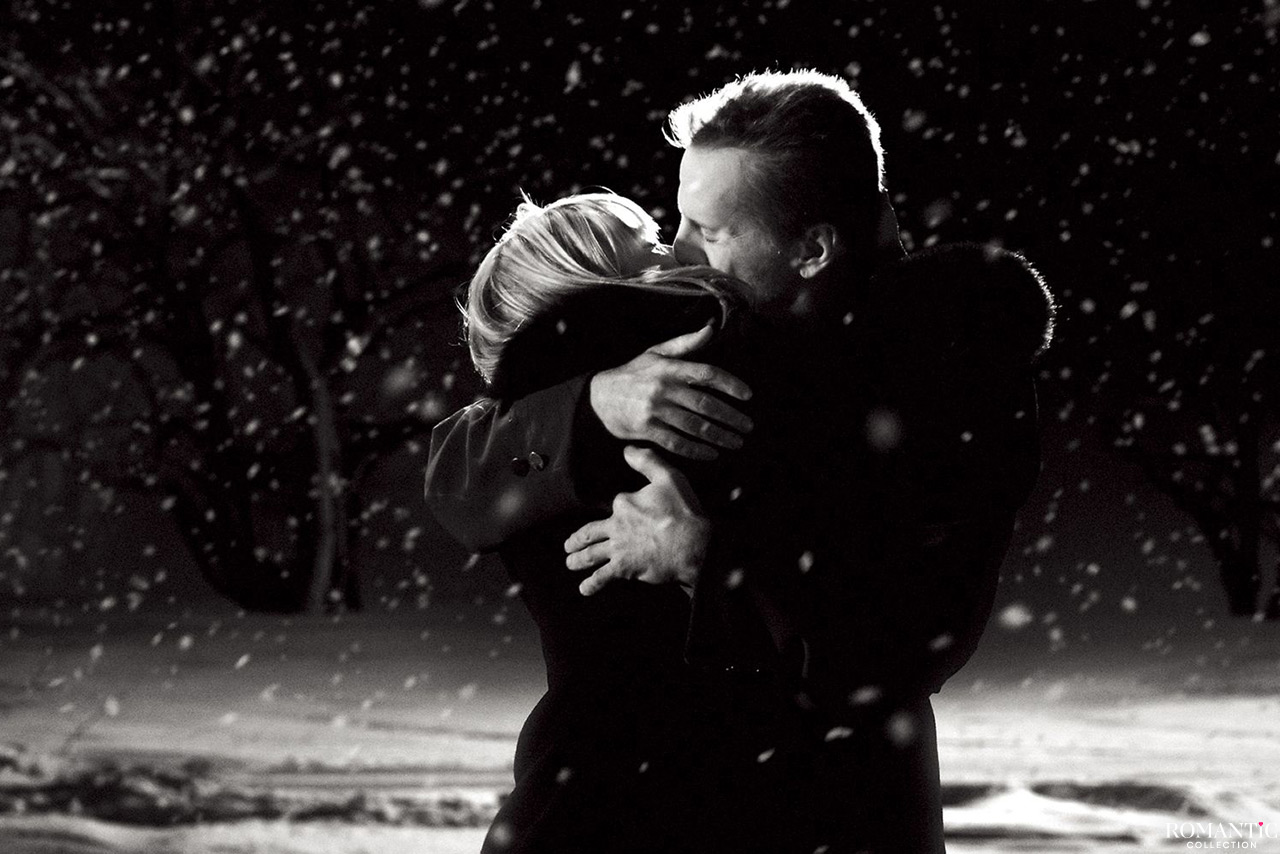 Песня обними последний раз меня пожалуйста поцелуй. Поцелуй под Снегопадом. Поцелуй под снегом. Зимние объятия. Объятия в снегу.