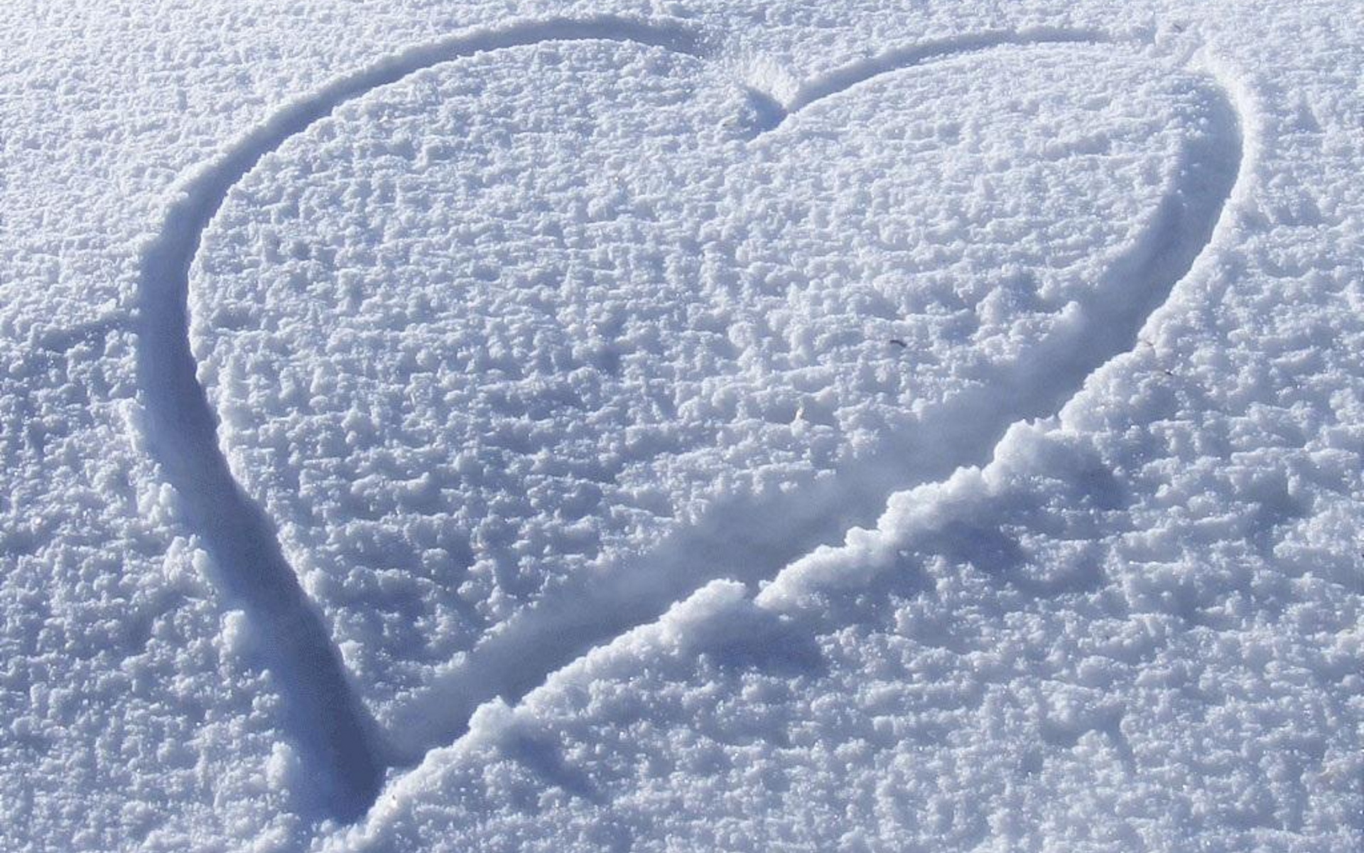 Я люблю снежку. Сердце на снегу. Сердечко на снегу. Сон с сердечками. Зимнее сердце.