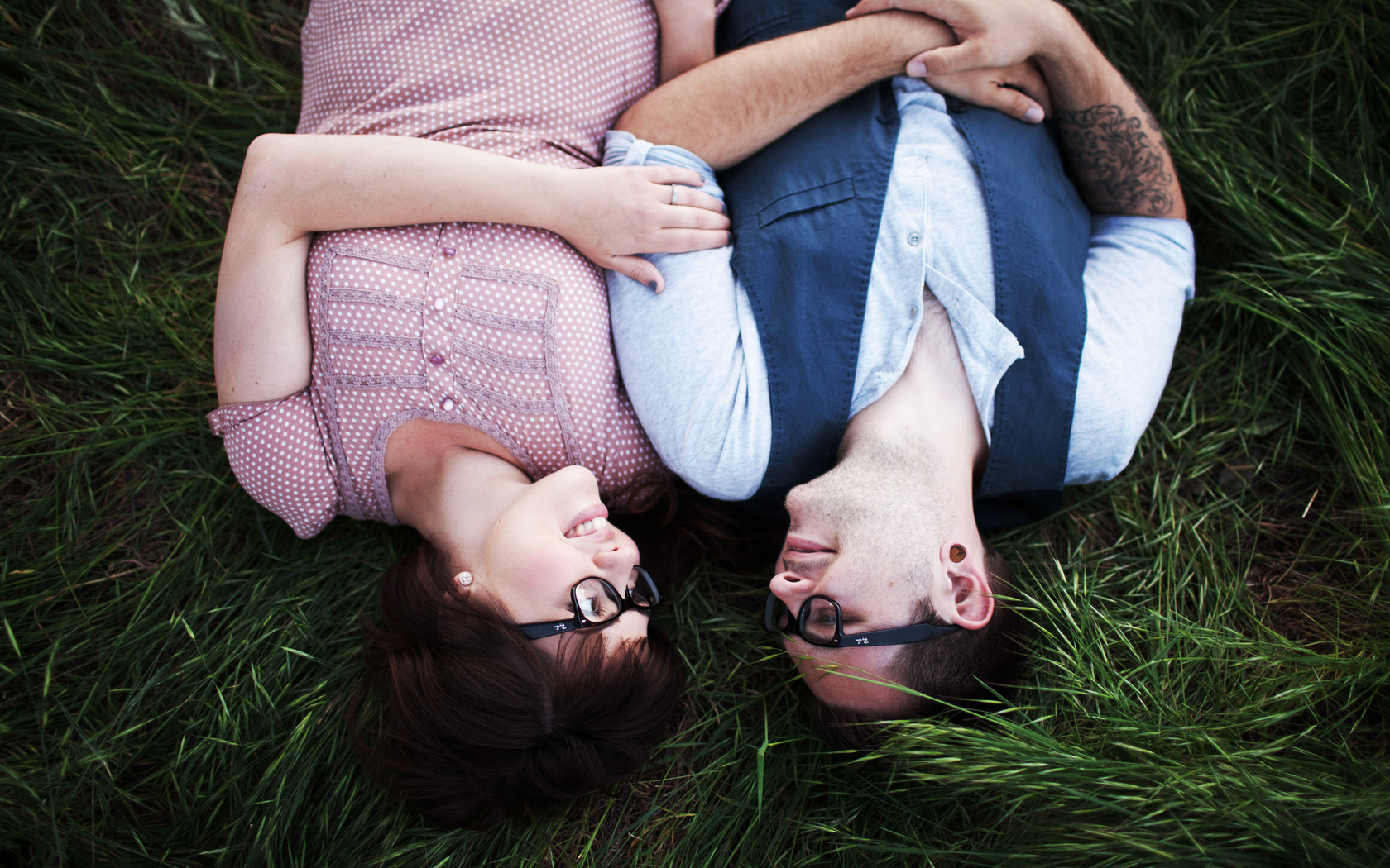 Стрим парня и девушки. Парень и девушка лежат на траве. Пара влюбленных на траве. Девушка лежит на траве. Фотосессия с парнем.